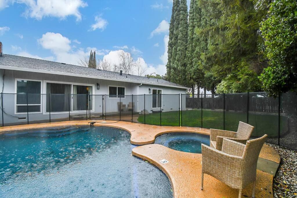 יובה סיטי The Charming Home With A Pool מראה חיצוני תמונה